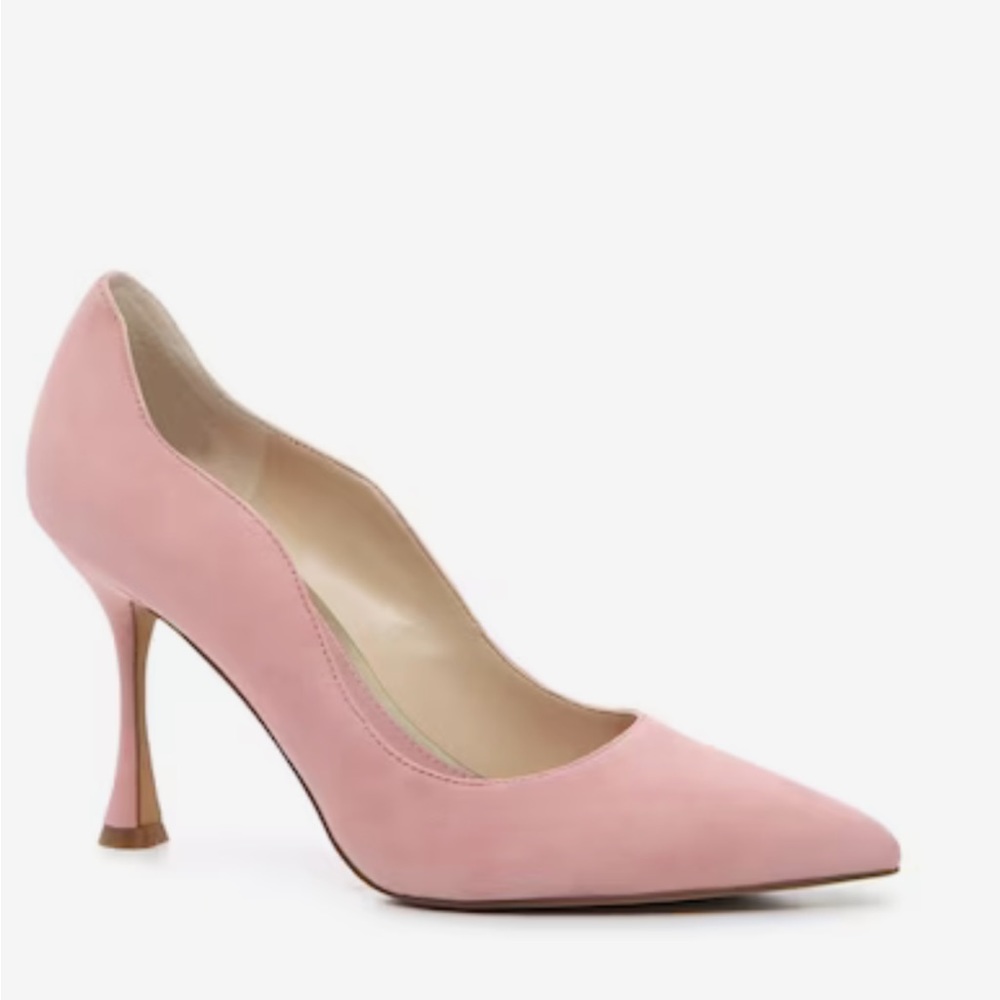 NEW WITH TAGS!! Size 6 Vince Camuto Chirla Pump  Light Pink Suede 🩷